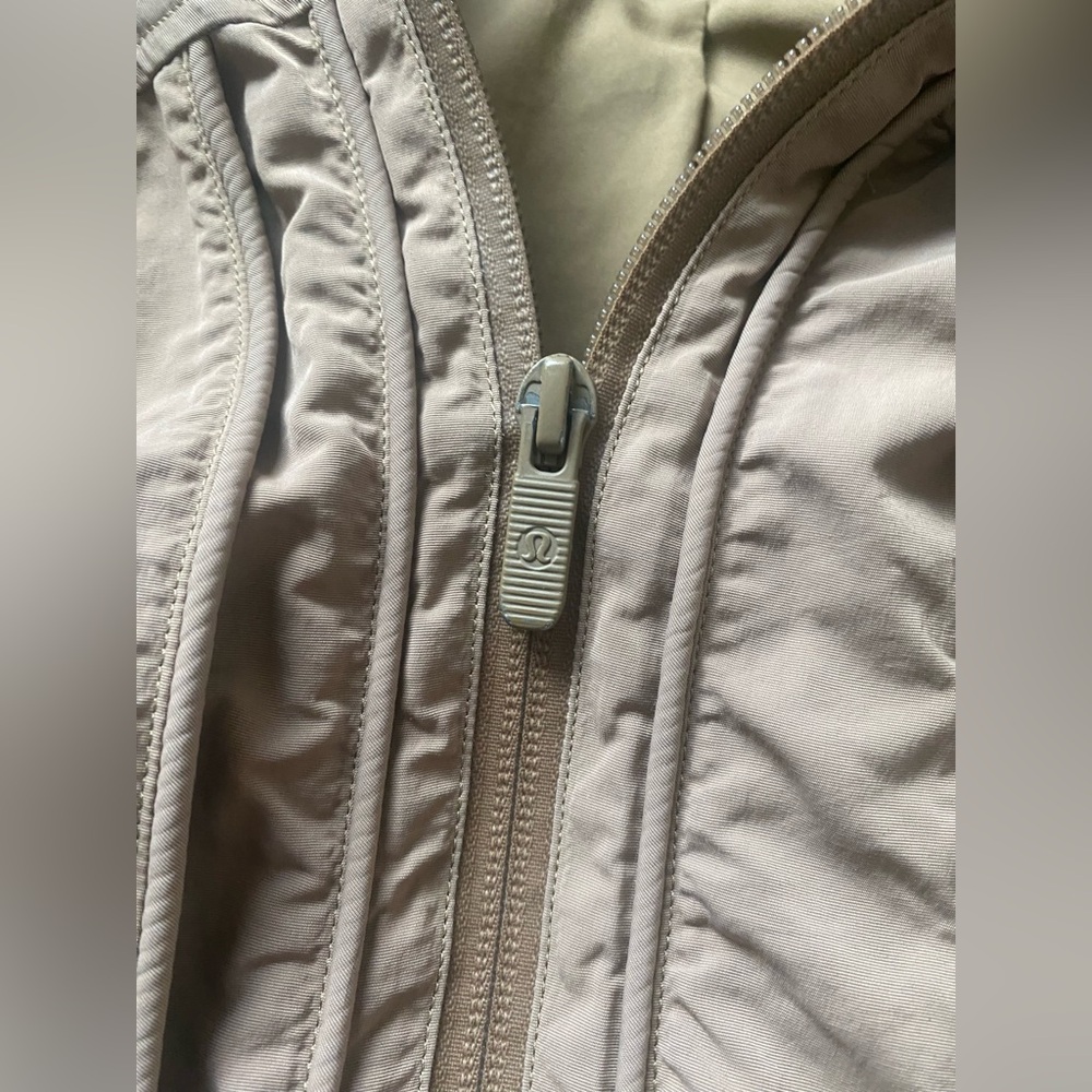 Lululemon Women’s Always Effortless Hooded Jacket Windbreaker AEJ Frontier 12 - Picture 7 of 10